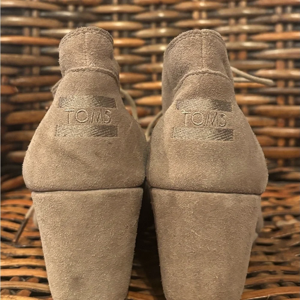 Tom’s Women's Suede Ankle Boots in size 10. Tan